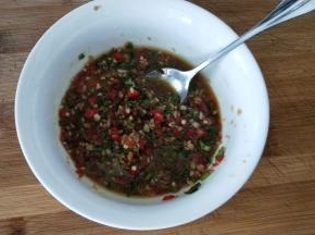 加盐，生抽，味极鲜，香醋，麻油，泡菜水或温水拌匀