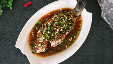 浇在鱼身上，撒上葱花。清爽，鲜美，香辣的凉拌鱼就的好了。