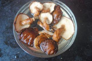 香菇提前取出浸泡，去掉尾部的蒂