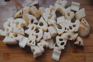 莲藕去皮切小块