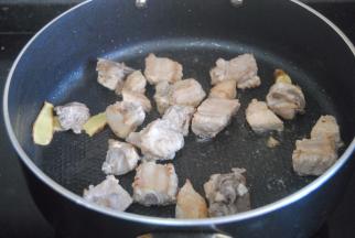 热锅，放入适量的食用油，爆香姜片，倒入排骨翻炒，加入料酒