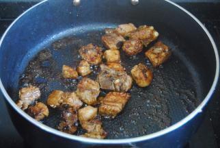 加入酱油蚝油小火翻炒至香，不要炒糊了