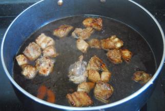 倒入清水拌匀转大火