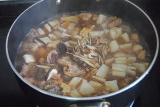 倒入香菇，盖上盖子焖煮半小时即可出锅，香菇可切丝可整个放，都好吃哦