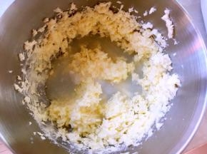 分次加入牛奶糖水