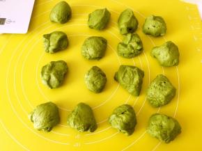 分成16等份，之后将面团揉圆