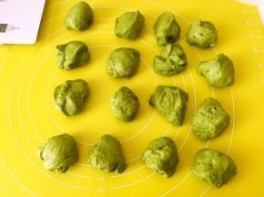 分成16等份，之后将面团揉圆