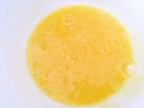 发酵面团的过程来做奶黄馅，鸡蛋加砂糖打散