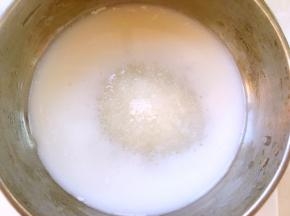 黄油切块软化，牛奶加砂糖搅拌均匀
