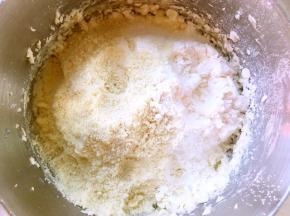 过筛低筋面粉，杏仁粉