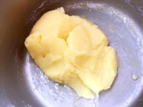 至奶黄馅浓稠，关火