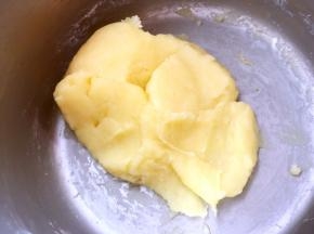 至奶黄馅浓稠，关火