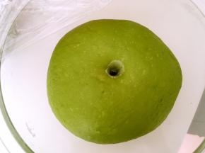 发酵好的面团用手沾点干粉会出现一个圆圆的洞不回弹