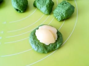 包裹上15克的奶黄馅，收好收口，收口朝下放