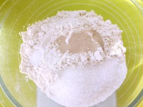 高筋面粉加砂糖、盐跟酵母，盐跟酵母分开放