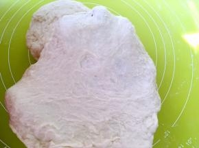 大约推揉个10多分钟，面团呈现扩展状态即可