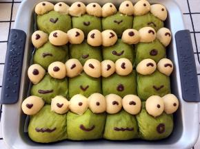 出炉取出，凉透用巧克力笔装饰上眼睛跟嘴巴