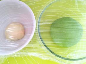 取106克面团盖保鲜膜发酵，另外一份加抹茶粉揉均匀，揉成绿色，同样盖保鲜膜发酵