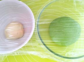 取106克面团盖保鲜膜发酵，另外一份加抹茶粉揉均匀，揉成绿色，同样盖保鲜膜发酵