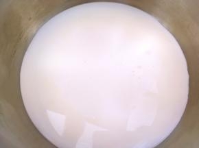 加入牛奶跟淡奶油