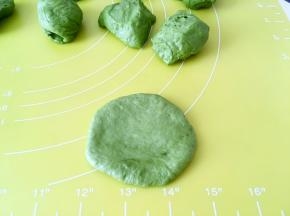 用擀面杖擀大一点