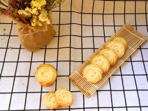 裱花的时候预热烤箱170度，烤20分钟，表面上色即可