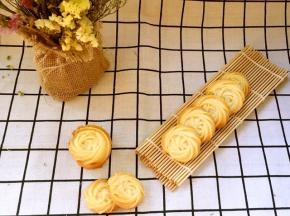 裱花的时候预热烤箱170度，烤20分钟，表面上色即可