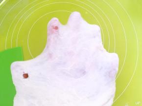 继续推揉均匀，可以撑出手套膜，破口处呈锯齿状即可