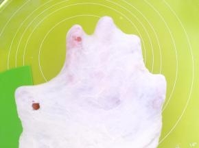 继续推揉均匀，可以撑出手套膜，破口处呈锯齿状即可