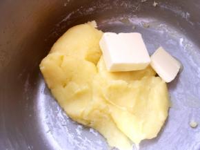 加入黄油，小火加热搅拌均匀，奶黄馅细腻即可