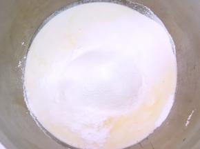 过筛普通面粉跟澄粉，加入奶粉，搅拌均匀无颗粒