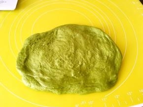 将发酵好的抹茶面团按压排气