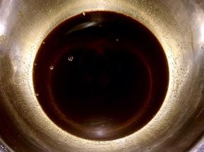 红糖加乳清、玉米油搅拌均匀，小火加热至红糖融化