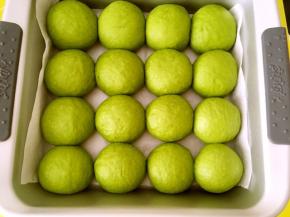 用帮贡换的阳晨不沾方模，铺油纸，将包好奶黄馅的面团平铺在烤盘内，入烤箱二次发酵，烤箱内放碗热水即可