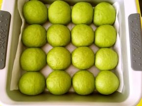 用帮贡换的阳晨不沾方模，铺油纸，将包好奶黄馅的面团平铺在烤盘内，入烤箱二次发酵，烤箱内放碗热水即可