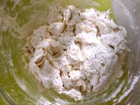 加入一颗鸡蛋跟冷水，用筷子活成棉絮状，面粉吸水性不同，建议先留20克水，揉面的时候看面粉的湿润度再一点点加入