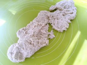 倒入揉面垫上，一直向前推揉，面团不好推，证明面团水份不够，可以手上沾点水揉