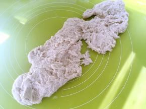 倒入揉面垫上，一直向前推揉，面团不好推，证明面团水份不够，可以手上沾点水揉