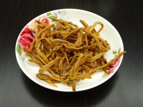 黄花菜干洗净、泡软，捞出沥干水；