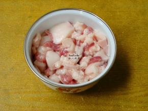 猪肉切片，放盐、油、料酒、生抽拌均；