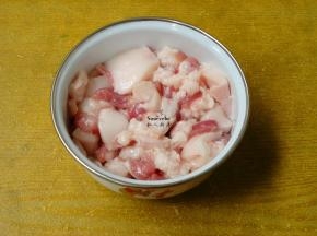 猪肉切片，放盐、油、料酒、生抽拌均；