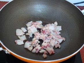 热锅，放一点点油，中火煎熟；