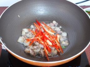加入红辣椒，翻炒；