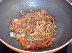放黄花菜干，翻炒至熟；