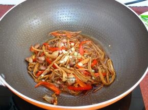 放盐、葱炒均即可；