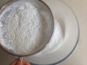 将预拌粉过筛进去