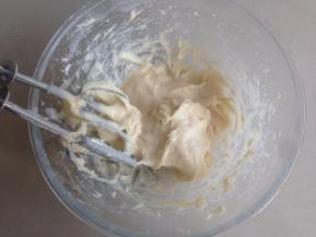 用电动打蛋器搅拌1-2分钟