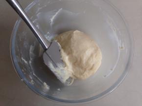 再用刮刀将其拌成软软的面团