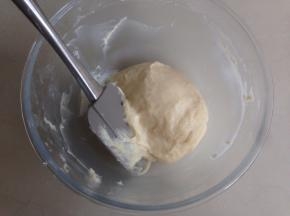 再用刮刀将其拌成软软的面团