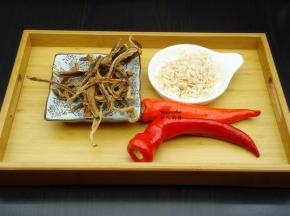 准备食材，萝卜干、虾皮、红辣椒